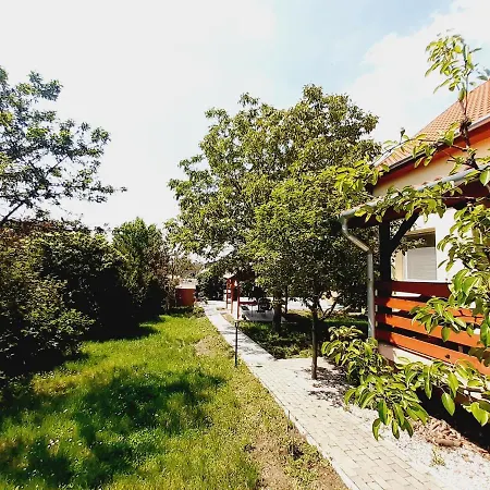 Laura Medencevel * Balatonkenese