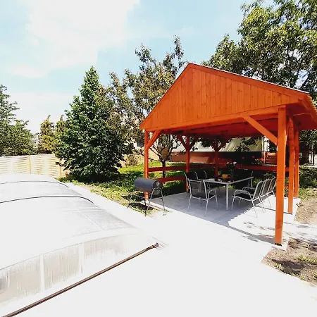 Laura Medencevel Tatil Evi *
