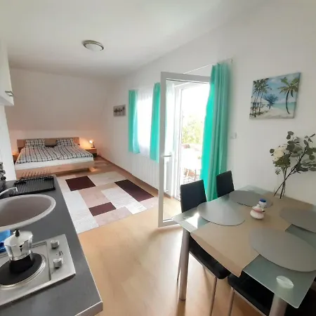 Laura Medencevel Tatil Evi