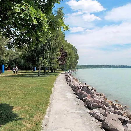 Laura Medencevel Tatil Evi Balatonkenese