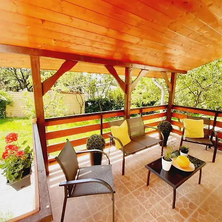 Laura Medencevel Tatil Evi *