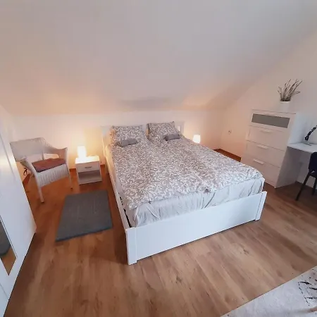 Laura Medencevel Tatil Evi
