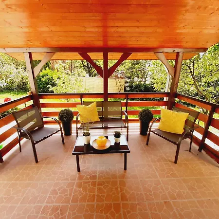Laura Medencevel Tatil Evi Balatonkenese