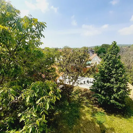 Laura Medencevel Tatil Evi