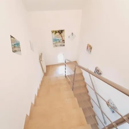 Laura Medencevel Tatil Evi